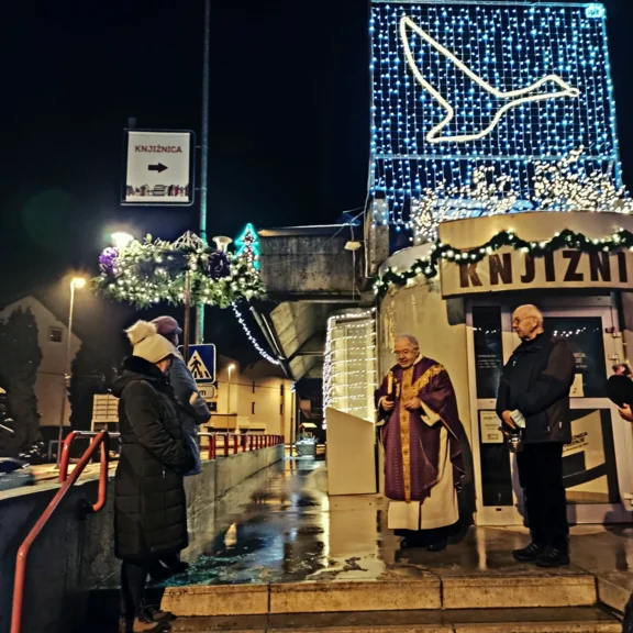 BLAGOSLOV ADVENTNEGA VENCA IN PRIŽIG LUČK